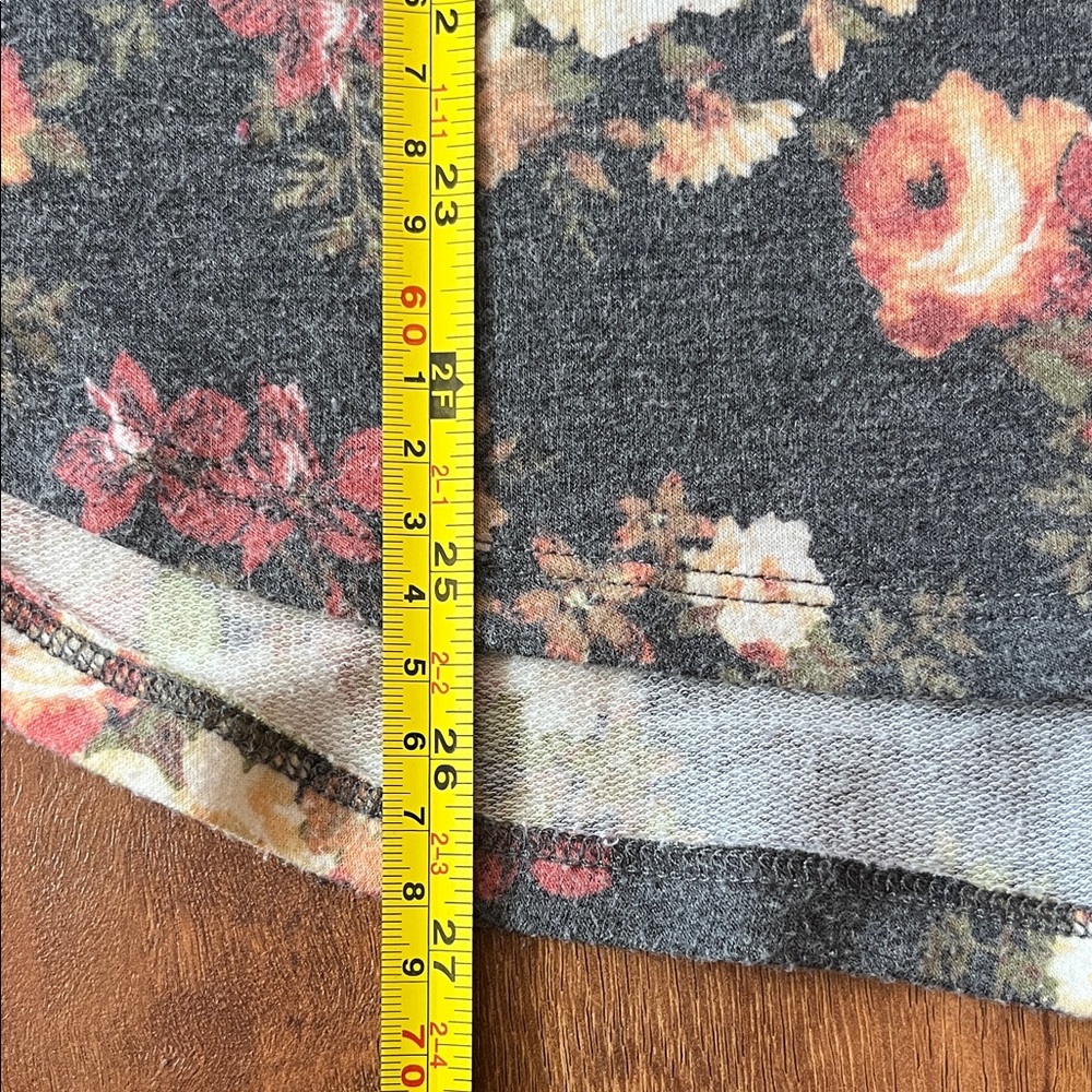 Like new Amazon Floral Gray and Cream Women's Blouse - Picture 11 of 11